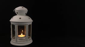 Vit lampa med en brinnande stearinljus stock video Vit lampa med en brinnande stearinljus stock video