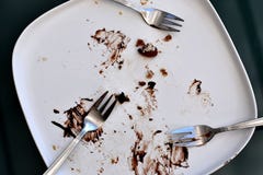 Vit matte rektangulär platta som är tom och befläckas med restna av en chokladkaka och smulor arkivfoto Vit matte rektangulär platta som är tom och befläckas med restna av en chokladkaka och smulor arkivfoto
