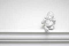 Vit murbrukängelskulptur med en fiol royaltyfri bild Vit murbrukängelskulptur med en fiol royaltyfri bild