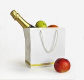 Vit påse med frukt och champagne inom royaltyfri bild Vit påse med frukt och champagne inom royaltyfri bild