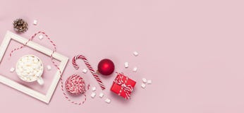 Vit rånar med askar för gåvor för marshmallowgodisrottingen som rött förpacka för boll snör åt fotoramen på rosa bakgrund, lägenh arkivbild Vit rånar med askar för gåvor för marshmallowgodisrottingen som rött förpacka för boll snör åt fotoramen på rosa bakgrund, lägenh arkivbild