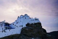 Vita kyrkor av Skopelos, Grekland royaltyfria foton Vita kyrkor av Skopelos, Grekland royaltyfria foton