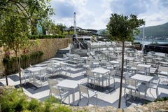 vita stolstabeller utomhus- restaurang royaltyfri foto vita stolstabeller utomhus- restaurang royaltyfri foto