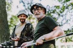 Vita su di un uomo anziano allegro che tiene un rob fotografia stock libera da diritti Vita su di un uomo anziano allegro che tiene un rob fotografia stock libera da diritti
