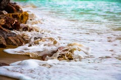 Vita vågor och blått hav på den bruna sandstranden fotografering för bildbyråer Vita vågor och blått hav på den bruna sandstranden fotografering för bildbyråer