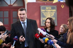 Vitali Klitschko tallking al periodista después de voto en Kiev, Uktr foto de archivo libre de regalías Vitali Klitschko tallking al periodista después de voto en Kiev, Uktr foto de archivo libre de regalías