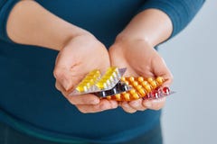 Vitamines et suppléments Plan rapproché des mains de femme tenant la variété de pilules colorées de vitamine Poignée en gros plan photo stock Vitamines et suppléments Plan rapproché des mains de femme tenant la variété de pilules colorées de vitamine Poignée en gros plan photo stock