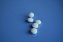 5 vitamines ou pilules, une verticale, quatre étendus à plat, sur l'espace bleu de copie de fond image libre de droits 5 vitamines ou pilules, une verticale, quatre étendus à plat, sur l'espace bleu de copie de fond image libre de droits