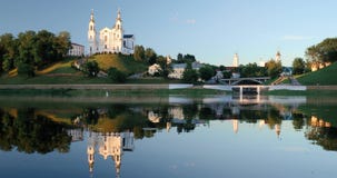 Vitebsk, Bielorrusia Iglesia de la catedral de la suposición, ayuntamiento, iglesia de la resurrección de Cristo y río de Dvina e almacen de video Vitebsk, Bielorrusia Iglesia de la catedral de la suposición, ayuntamiento, iglesia de la resurrección de Cristo y río de Dvina e almacen de video