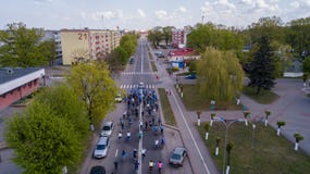 Vitryssland Mosty, - kan 2019: Cykelritt till och med den flyg- sikten för stadsgator från surret royaltyfri bild Vitryssland Mosty, - kan 2019: Cykelritt till och med den flyg- sikten för stadsgator från surret royaltyfri bild