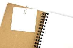 Vitt anmärkningspapper på den bruna räkningsanmärkningsboken Fotografering för Bildbyråer Vitt anmärkningspapper på den bruna räkningsanmärkningsboken Fotografering för Bildbyråer