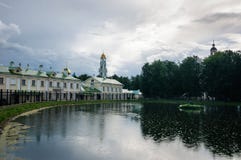 Vitt damm Sergiev Posad i regnet arkivbild Vitt damm Sergiev Posad i regnet arkivbild