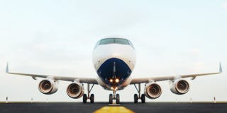 Vitt kommersiellt flygplananseende p? flygplatslandningsbanan p? solnedg?ngen Den fr?mre sikten av passagerareflygplanet tar av stock illustrationer Vitt kommersiellt flygplananseende p? flygplatslandningsbanan p? solnedg?ngen Den fr?mre sikten av passagerareflygplanet tar av stock illustrationer