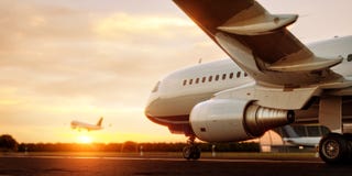 Vitt kommersiellt flygplananseende p? flygplatslandningsbanan p? solnedg?ngen Passagerareflygplanet tar av vektor illustrationer Vitt kommersiellt flygplananseende p? flygplatslandningsbanan p? solnedg?ngen Passagerareflygplanet tar av vektor illustrationer