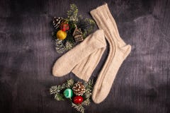 Vitt stuckit sockor och julpynt på en grå träbakgrund fotografering för bildbyråer Vitt stuckit sockor och julpynt på en grå träbakgrund fotografering för bildbyråer