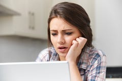 Vittima dell'adolescente online di oppressione con il computer portatile fotografia stock libera da diritti Vittima dell'adolescente online di oppressione con il computer portatile fotografia stock libera da diritti