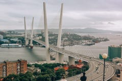 Vladivostok, R?ssia - 15 de agosto de 2015: ponte Cabo-ficada em Vladivostok na ba?a dourada do chifre fotos de stock royalty free Vladivostok, R?ssia - 15 de agosto de 2015: ponte Cabo-ficada em Vladivostok na ba?a dourada do chifre fotos de stock royalty free