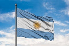 Vlag die van Argentinië in de wind tegen witte bewolkte blauwe hemel golven Argentijnse vlag vector illustratie Vlag die van Argentinië in de wind tegen witte bewolkte blauwe hemel golven Argentijnse vlag vector illustratie