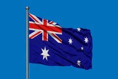 Vlag die van Australië in de wind tegen diepe blauwe hemel golft Australische vlag stock illustratie Vlag die van Australië in de wind tegen diepe blauwe hemel golft Australische vlag stock illustratie