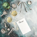 Vlak leg Drank van de champagne de succulente installatie makend hulpmiddelen stock fotografie Vlak leg Drank van de champagne de succulente installatie makend hulpmiddelen stock fotografie