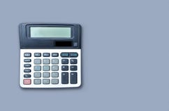 Vlak leg of hoogste mening van calculator op viollet achtergronddocument met lege exemplaarruimte, wiskunde, kosten, belasting of stock afbeeldingen Vlak leg of hoogste mening van calculator op viollet achtergronddocument met lege exemplaarruimte, wiskunde, kosten, belasting of stock afbeeldingen