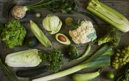 Vlak leg reeks geassorteerde groene gestemde groenten, verse organi stock afbeelding Vlak leg reeks geassorteerde groene gestemde groenten, verse organi stock afbeelding