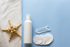 Vlak leg samenstelling met Bad skincare producten _melk, katoen stootkussen, overzees meespelenen Blue spa achtergrond Hoogste me royalty-vrije stock foto's Vlak leg samenstelling met Bad skincare producten _melk, katoen stootkussen, overzees meespelenen Blue spa achtergrond Hoogste me royalty-vrije stock foto's