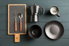 Vlak leg samenstelling met schotels en kop van koffie royalty-vrije stock afbeelding Vlak leg samenstelling met schotels en kop van koffie royalty-vrije stock afbeelding