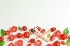 Vlak leg samenstelling met verse tomaten, peper, basilicum en houten lepels op witte achtergrond, ruimte voor tekst royalty-vrije stock foto Vlak leg samenstelling met verse tomaten, peper, basilicum en houten lepels op witte achtergrond, ruimte voor tekst royalty-vrije stock foto