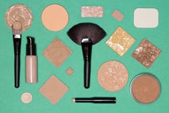 Vlak leg stilleven van de producten van de stichtingsmake-up stock afbeeldingen Vlak leg stilleven van de producten van de stichtingsmake-up stock afbeeldingen