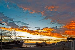 Vlammende gele zonsondergang in haven royalty-vrije stock afbeeldingen Vlammende gele zonsondergang in haven royalty-vrije stock afbeeldingen