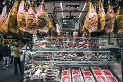Vlees en worstwinkel in La-boqueriamarkt Barcelona Spanje Stock Afbeelding Vlees en worstwinkel in La-boqueriamarkt Barcelona Spanje Stock Afbeelding