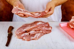 Vlees van het slagers het scherpe varkensvlees op keuken verse en ruwe vlees en varkenskoteletten Stock Fotografie Vlees van het slagers het scherpe varkensvlees op keuken verse en ruwe vlees en varkenskoteletten Stock Fotografie