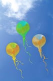 Vliegende die ballons van lightbulbs worden gemaakt Vreemd idee, vanuit onverdachte benadering of invalshoek wordt gegeven die di stock afbeeldingen Vliegende die ballons van lightbulbs worden gemaakt Vreemd idee, vanuit onverdachte benadering of invalshoek wordt gegeven die di stock afbeeldingen