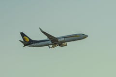 Vliegtuig die van luchthaven bij zonsondergang opstijgen stock afbeeldingen Vliegtuig die van luchthaven bij zonsondergang opstijgen stock afbeeldingen