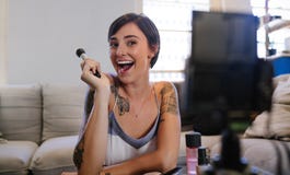 Vlogger da beleza que grava seu episódio video do blogue imagem de stock Vlogger da beleza que grava seu episódio video do blogue imagem de stock