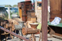 Vlooienmarkt Verkoop van oude dingen stock afbeelding Vlooienmarkt Verkoop van oude dingen stock afbeelding