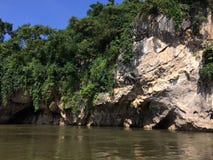 Vlot en rondvaart bij Waterval Sai Yok Kanchanaburi Thailand royalty-vrije stock afbeelding Vlot en rondvaart bij Waterval Sai Yok Kanchanaburi Thailand royalty-vrije stock afbeelding