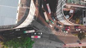 Vlotte lifthommel boven de kruising met de neer camera Verkeer bij dageraad lange schaduwen stock video Vlotte lifthommel boven de kruising met de neer camera Verkeer bij dageraad lange schaduwen stock video