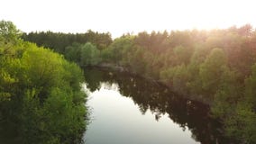 Vlucht over de Seim-Rivier, de Oekraïne door bomen wordt - het lucht videotaping omringd die stock video Vlucht over de Seim-Rivier, de Oekraïne door bomen wordt - het lucht videotaping omringd die stock video