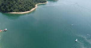 Vlucht over de zomer Solina Lake in Poolse Bieszczady stock video Vlucht over de zomer Solina Lake in Poolse Bieszczady stock video