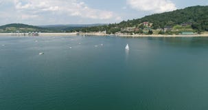 Vlucht over de zomer Solina Lake in Poolse Bieszczady stock video Vlucht over de zomer Solina Lake in Poolse Bieszczady stock video