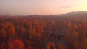 Vlucht over het kader van de verlaten bouw De oude industriële bouw die de aard vernietigde Lucht Mening stock videobeelden Vlucht over het kader van de verlaten bouw De oude industriële bouw die de aard vernietigde Lucht Mening stock videobeelden