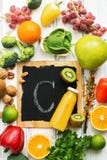 Voedsel Hoog in Vitamine C Citrusvrucht, broccoli, noten, peper, druiven, kiwi, duindoorn, spinazie De hoogste vlakke mening, leg royalty-vrije stock foto's Voedsel Hoog in Vitamine C Citrusvrucht, broccoli, noten, peper, druiven, kiwi, duindoorn, spinazie De hoogste vlakke mening, leg royalty-vrije stock foto's
