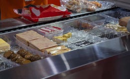 Voedselarbeider gezet voedsel in plastic dienblad voor verpakking stock afbeeldingen Voedselarbeider gezet voedsel in plastic dienblad voor verpakking stock afbeeldingen
