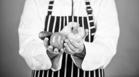 Voedselkeuzen vegetari?r Rijpe chef-kok met baard Het gezonde voedsel koken Chef-kokmens in hoed Geheim smaakrecept dieting stock foto's Voedselkeuzen vegetari?r Rijpe chef-kok met baard Het gezonde voedsel koken Chef-kokmens in hoed Geheim smaakrecept dieting stock foto's
