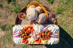Voedselplaat met het traditionele voedsel van Oost-Europa: uien, brood, Stock Foto's Voedselplaat met het traditionele voedsel van Oost-Europa: uien, brood, Stock Foto's