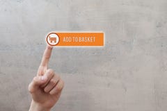 Voeg aan mand toe - mensenhand het drukken knoop royalty-vrije stock afbeelding Voeg aan mand toe - mensenhand het drukken knoop royalty-vrije stock afbeelding