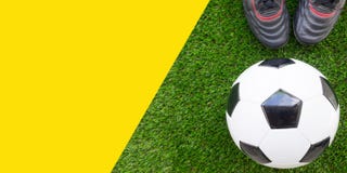 Voetbalconcept: De bal van het voetbalvoetbal met oude voetballaarzen stock afbeeldingen Voetbalconcept: De bal van het voetbalvoetbal met oude voetballaarzen stock afbeeldingen
