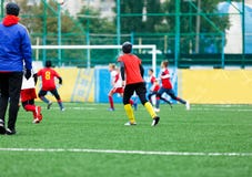 Voetbalteams - jongens in rood, blauw, wit eenvormig spelvoetbal op het groene gebied jongens het druppelen het druppelen vaardig stock foto's Voetbalteams - jongens in rood, blauw, wit eenvormig spelvoetbal op het groene gebied jongens het druppelen het druppelen vaardig stock foto's